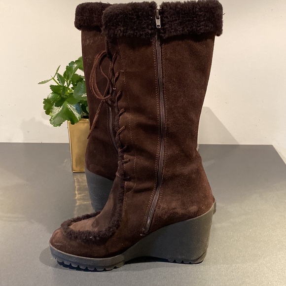 Suede and shearling wedge winter boots. - Picture 3 of 6